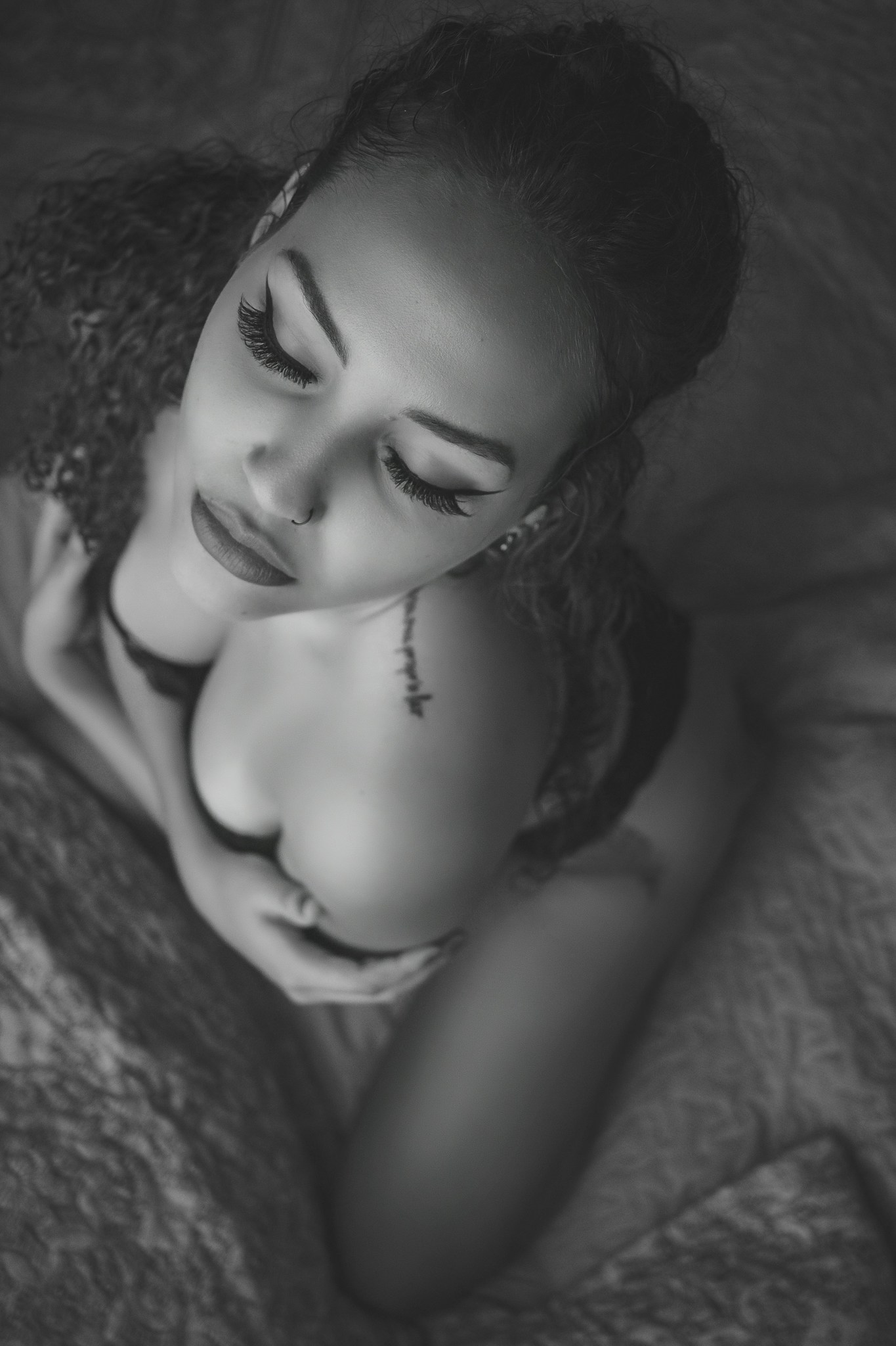 Portrait boudoir d'art réalisé en studio professionnel par Greg Studio Photo à Neuilly-sur-Marne, Seine-Saint-Denis, Paris, Île-de-France, Gagny, Villemomble, Noisy-le-Grand. Prise de vue d'art haut de gamme capturant la complicité et l'authenticité de l'instant.
