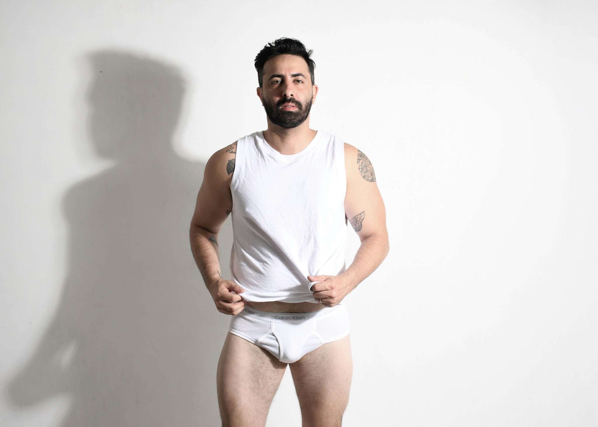 Portrait boudoir d'art réalisé en studio professionnel par Greg Studio Photo à Neuilly-sur-Marne, Seine-Saint-Denis, Paris, Île-de-France, Gagny, Villemomble, Noisy-le-Grand. Prise de vue d'art haut de gamme capturant la complicité et l'authenticité de l'instant.