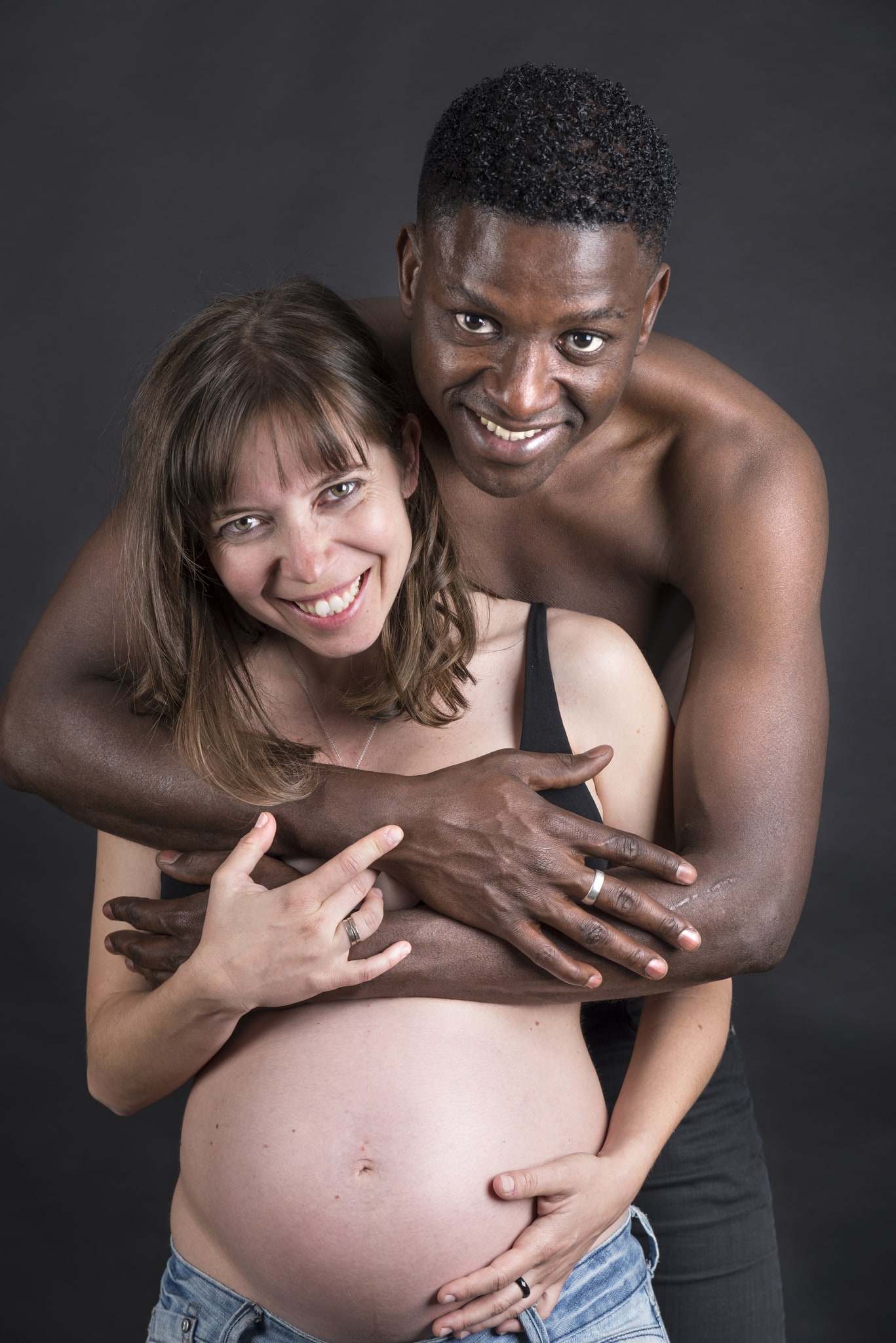 Complicité maternité réalisé en studio professionnel par Greg Studio Photo à Neuilly-sur-Marne, Seine-Saint-Denis, Paris, Île-de-France, Gagny, Villemomble, Noisy-le-Grand. Prise de vue d'art haut de gamme capturant la complicité et l'authenticité de l'instant.