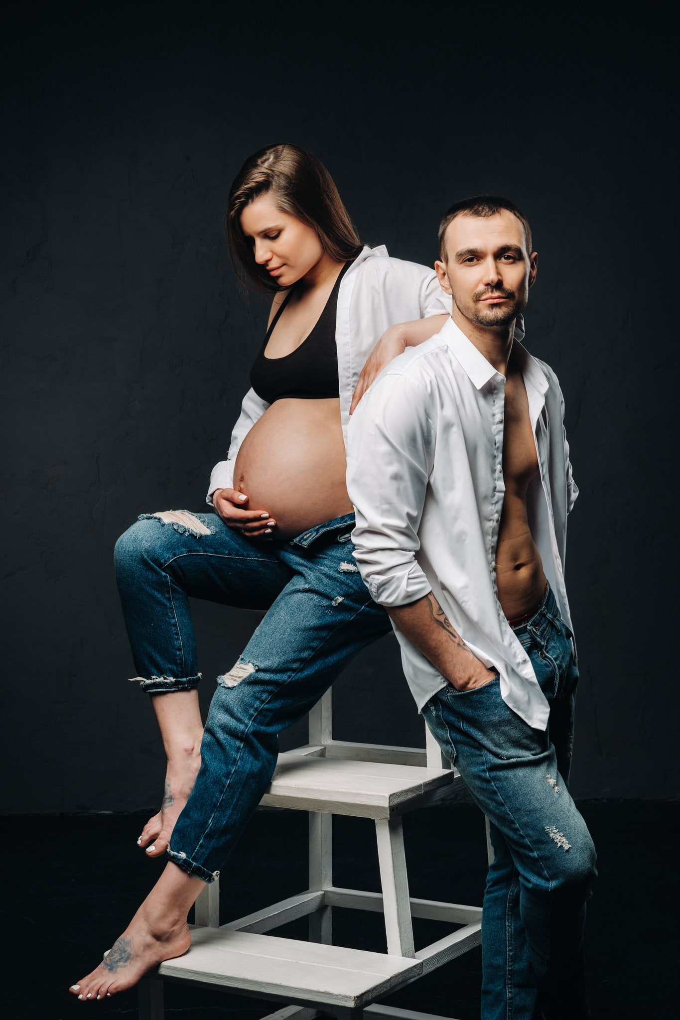 Complicité maternité réalisé en studio professionnel par Greg Studio Photo à Neuilly-sur-Marne, Seine-Saint-Denis, Paris, Île-de-France, Gagny, Villemomble, Noisy-le-Grand. Prise de vue d'art haut de gamme capturant la complicité et l'authenticité de l'instant.
