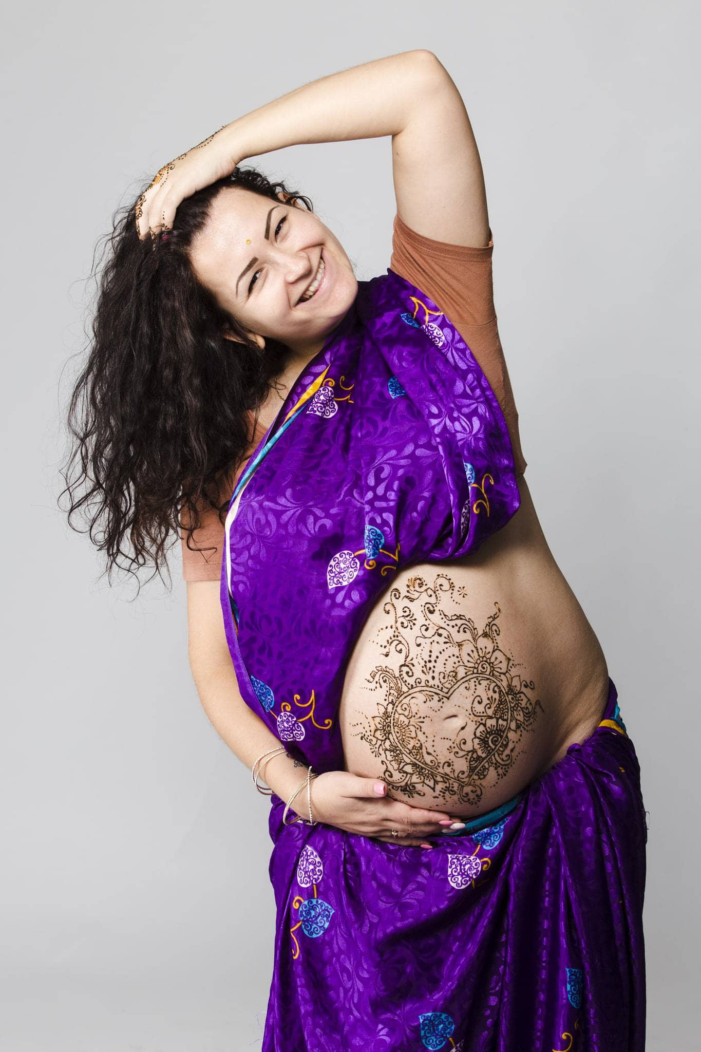 Complicité maternité réalisé en studio professionnel par Greg Studio Photo à Neuilly-sur-Marne, Seine-Saint-Denis, Paris, Île-de-France, Gagny, Villemomble, Noisy-le-Grand. Prise de vue d'art haut de gamme capturant la complicité et l'authenticité de l'instant.