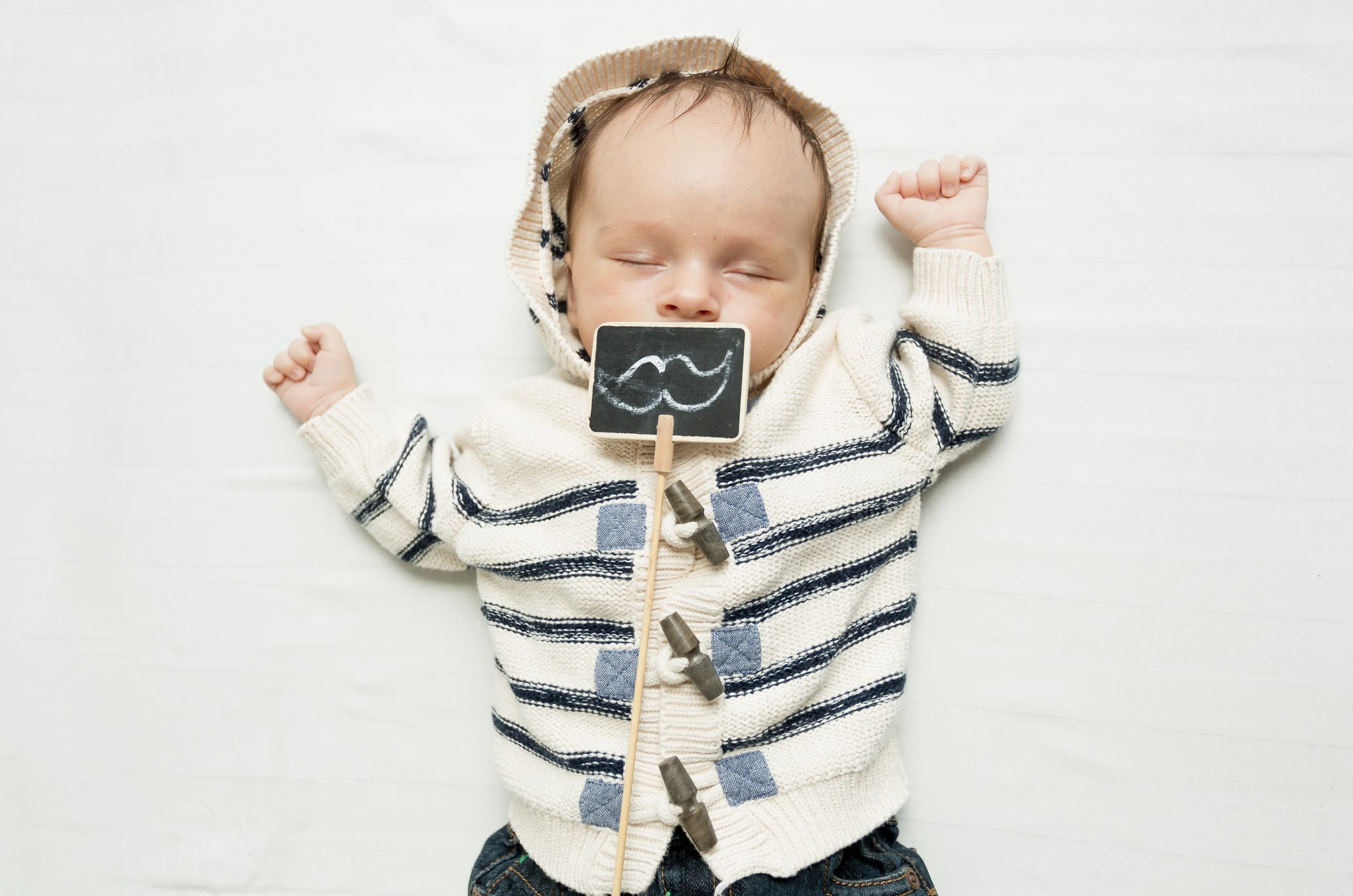 Photographie de naissance poétique et portrait de famille par Greg Photographe