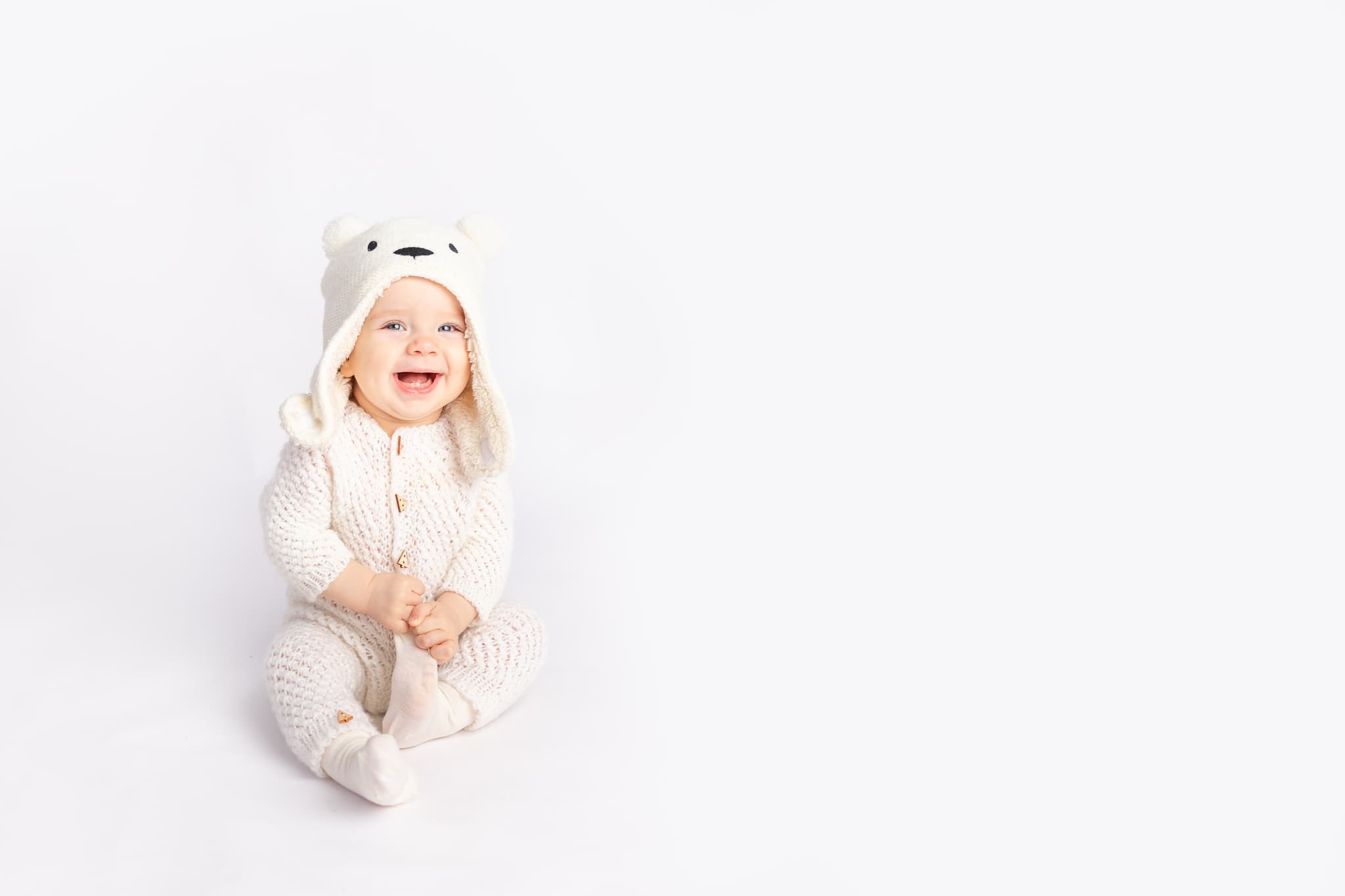 Douceur famille réalisé en studio professionnel par Greg Studio Photo à Neuilly-sur-Marne, Seine-Saint-Denis, Paris, Île-de-France, Gagny, Villemomble, Noisy-le-Grand. Prise de vue d'art haut de gamme capturant la complicité et l'authenticité de l'instant.