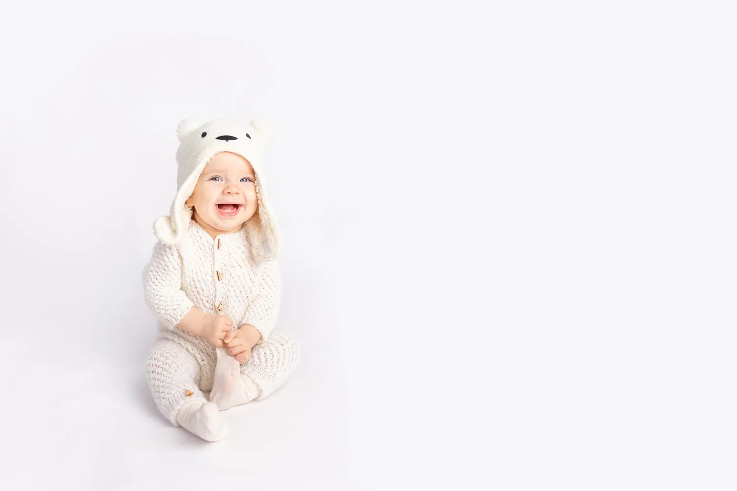 Douceur famille réalisé en studio professionnel par Greg Studio Photo à Neuilly-sur-Marne, Seine-Saint-Denis, Paris, Île-de-France, Gagny, Villemomble, Noisy-le-Grand. Prise de vue d'art haut de gamme capturant la complicité et l'authenticité de l'instant.
