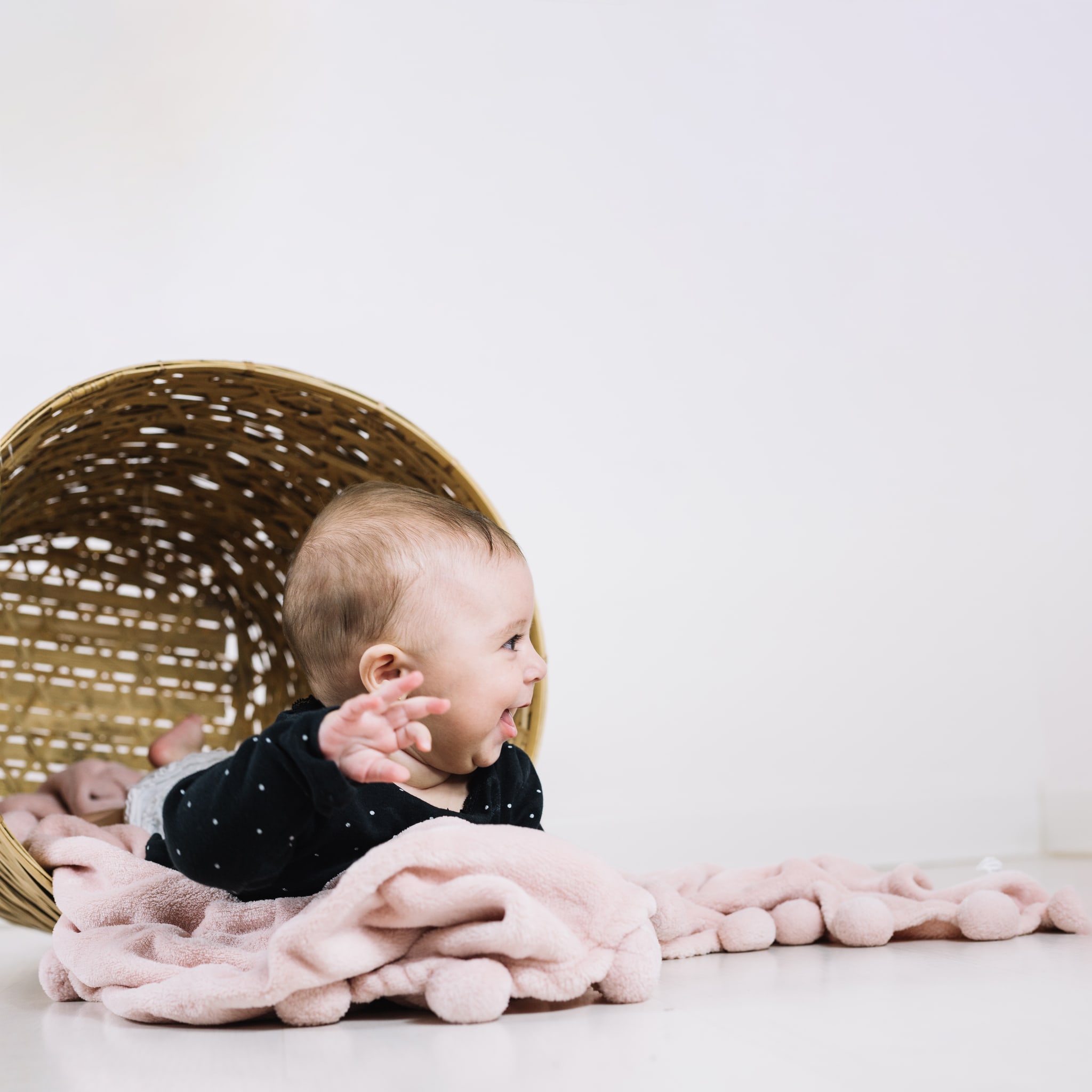 Douceur famille réalisé en studio professionnel par Greg Studio Photo à Neuilly-sur-Marne, Seine-Saint-Denis, Paris, Île-de-France, Gagny, Villemomble, Noisy-le-Grand. Prise de vue d'art haut de gamme capturant la complicité et l'authenticité de l'instant.