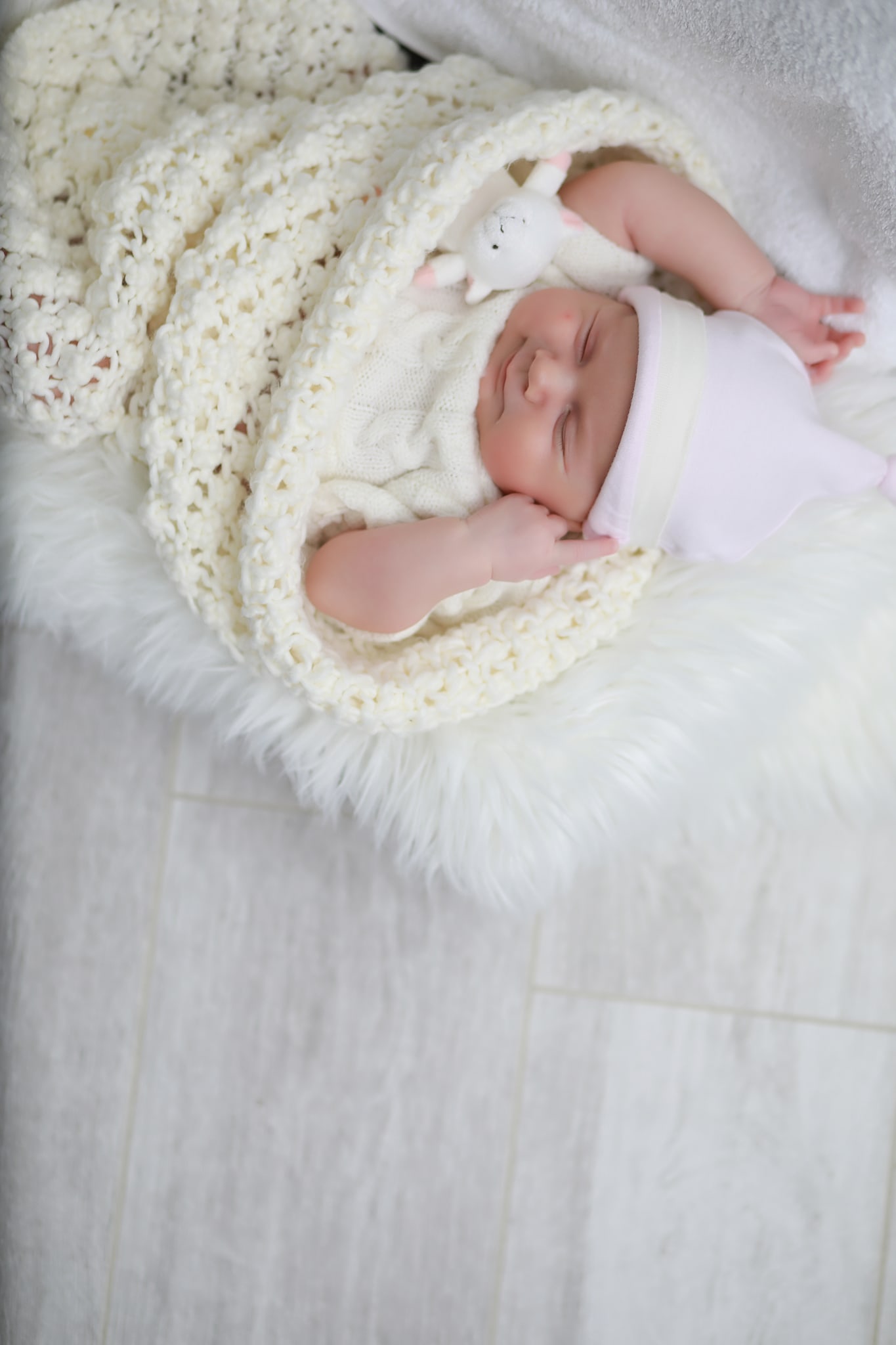 Douceur famille réalisé en studio professionnel par Greg Studio Photo à Neuilly-sur-Marne, Seine-Saint-Denis, Paris, Île-de-France, Gagny, Villemomble, Noisy-le-Grand. Prise de vue d'art haut de gamme capturant la complicité et l'authenticité de l'instant.