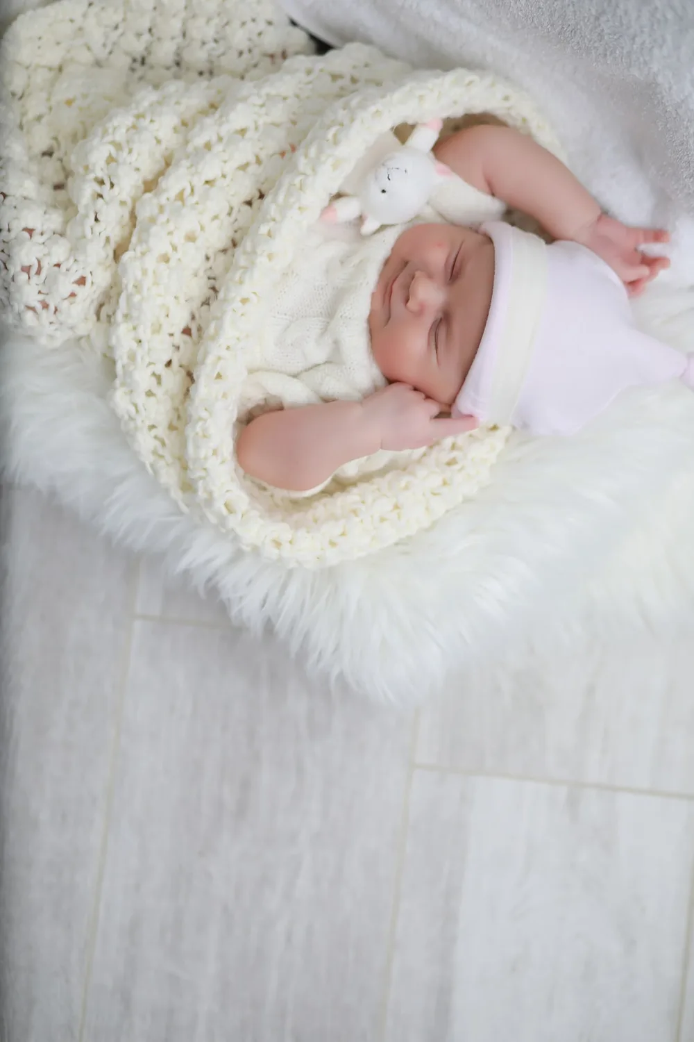 Douceur famille réalisé en studio professionnel par Greg Studio Photo à Neuilly-sur-Marne, Seine-Saint-Denis, Paris, Île-de-France, Gagny, Villemomble, Noisy-le-Grand. Prise de vue d'art haut de gamme capturant la complicité et l'authenticité de l'instant.