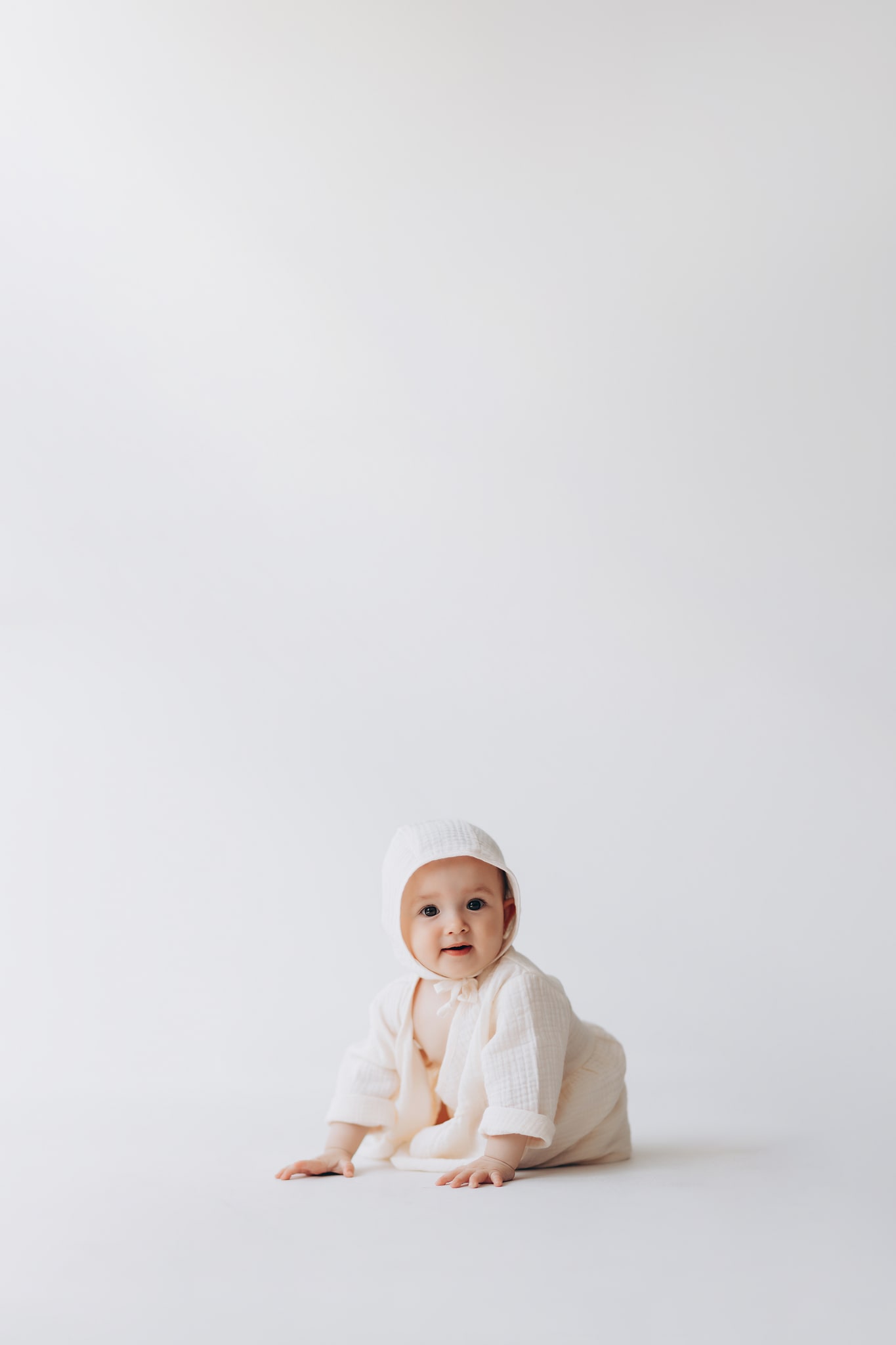 Douceur famille réalisé en studio professionnel par Greg Studio Photo à Neuilly-sur-Marne, Seine-Saint-Denis, Paris, Île-de-France, Gagny, Villemomble, Noisy-le-Grand. Prise de vue d'art haut de gamme capturant la complicité et l'authenticité de l'instant.