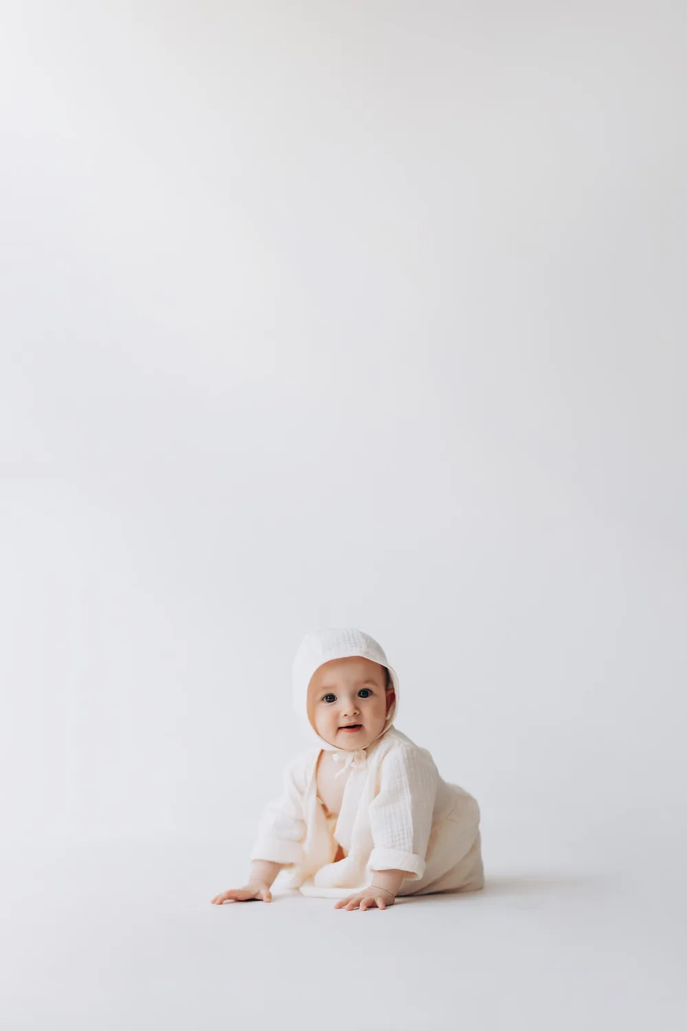 Douceur famille réalisé en studio professionnel par Greg Studio Photo à Neuilly-sur-Marne, Seine-Saint-Denis, Paris, Île-de-France, Gagny, Villemomble, Noisy-le-Grand. Prise de vue d'art haut de gamme capturant la complicité et l'authenticité de l'instant.