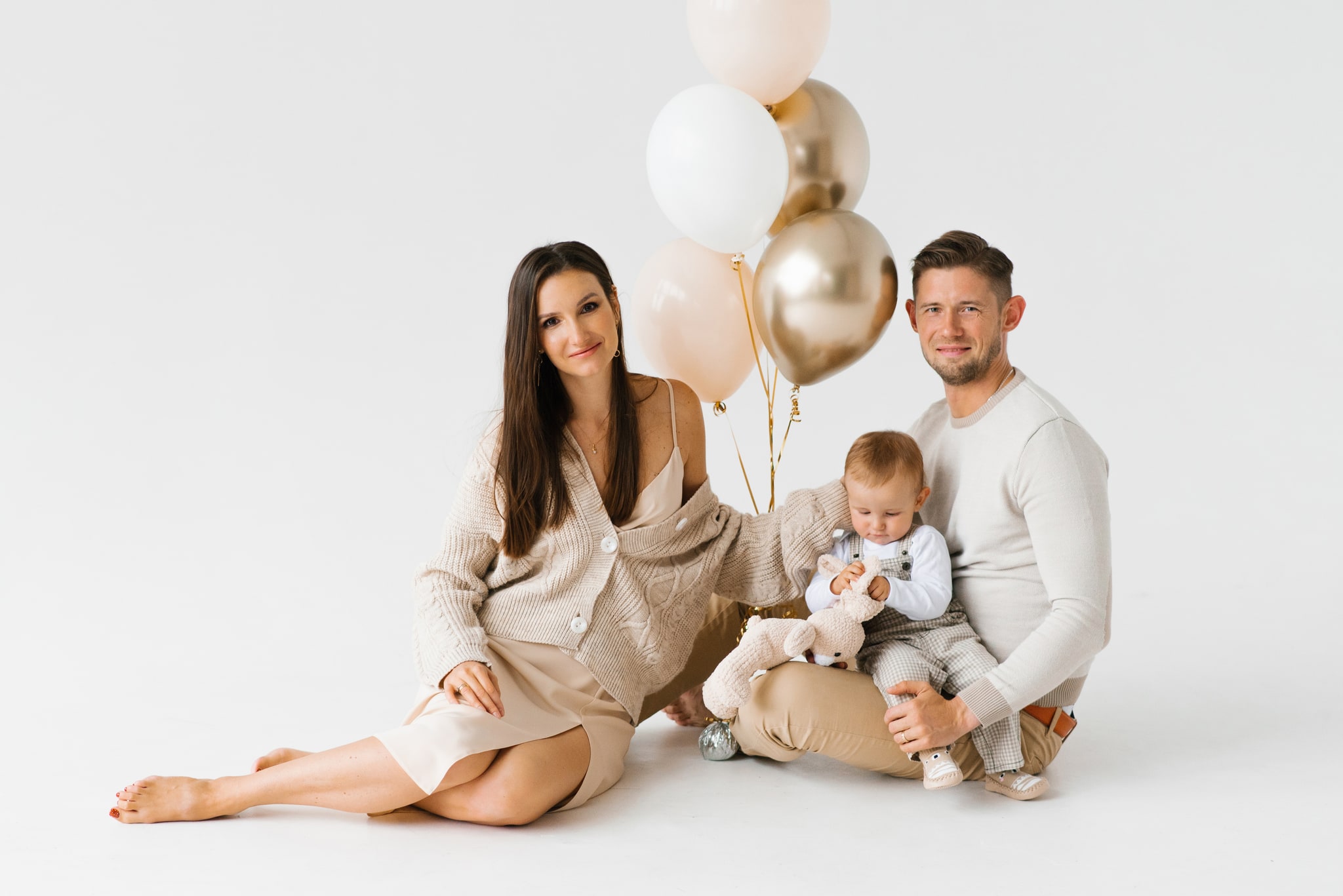 Douceur famille réalisé en studio professionnel par Greg Studio Photo à Neuilly-sur-Marne, Seine-Saint-Denis, Paris, Île-de-France, Gagny, Villemomble, Noisy-le-Grand. Prise de vue d'art haut de gamme capturant la complicité et l'authenticité de l'instant.