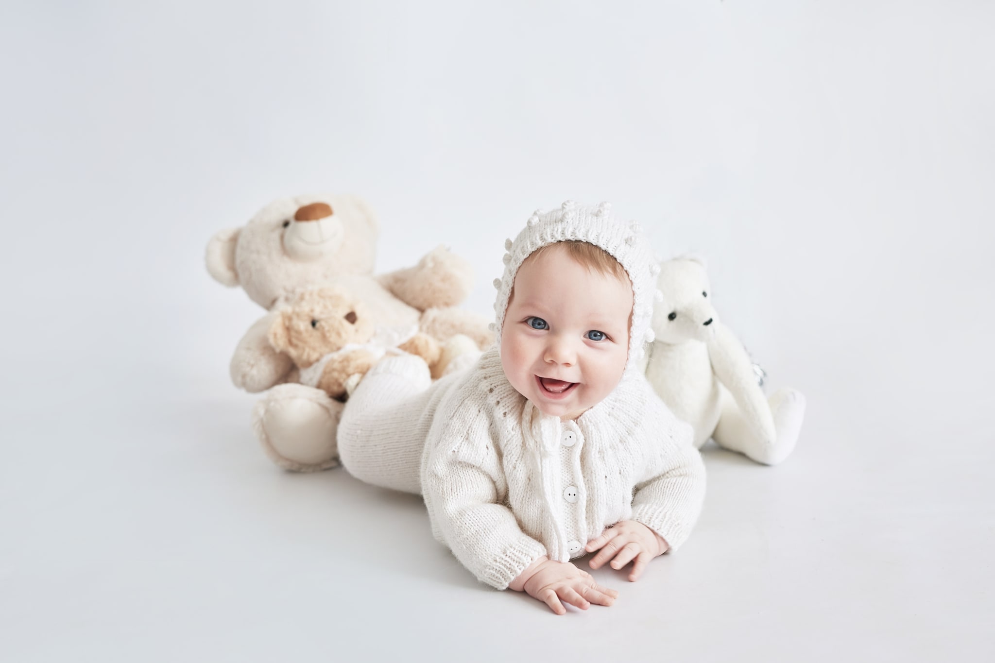 Douceur famille réalisé en studio professionnel par Greg Studio Photo à Neuilly-sur-Marne, Seine-Saint-Denis, Paris, Île-de-France, Gagny, Villemomble, Noisy-le-Grand. Prise de vue d'art haut de gamme capturant la complicité et l'authenticité de l'instant.