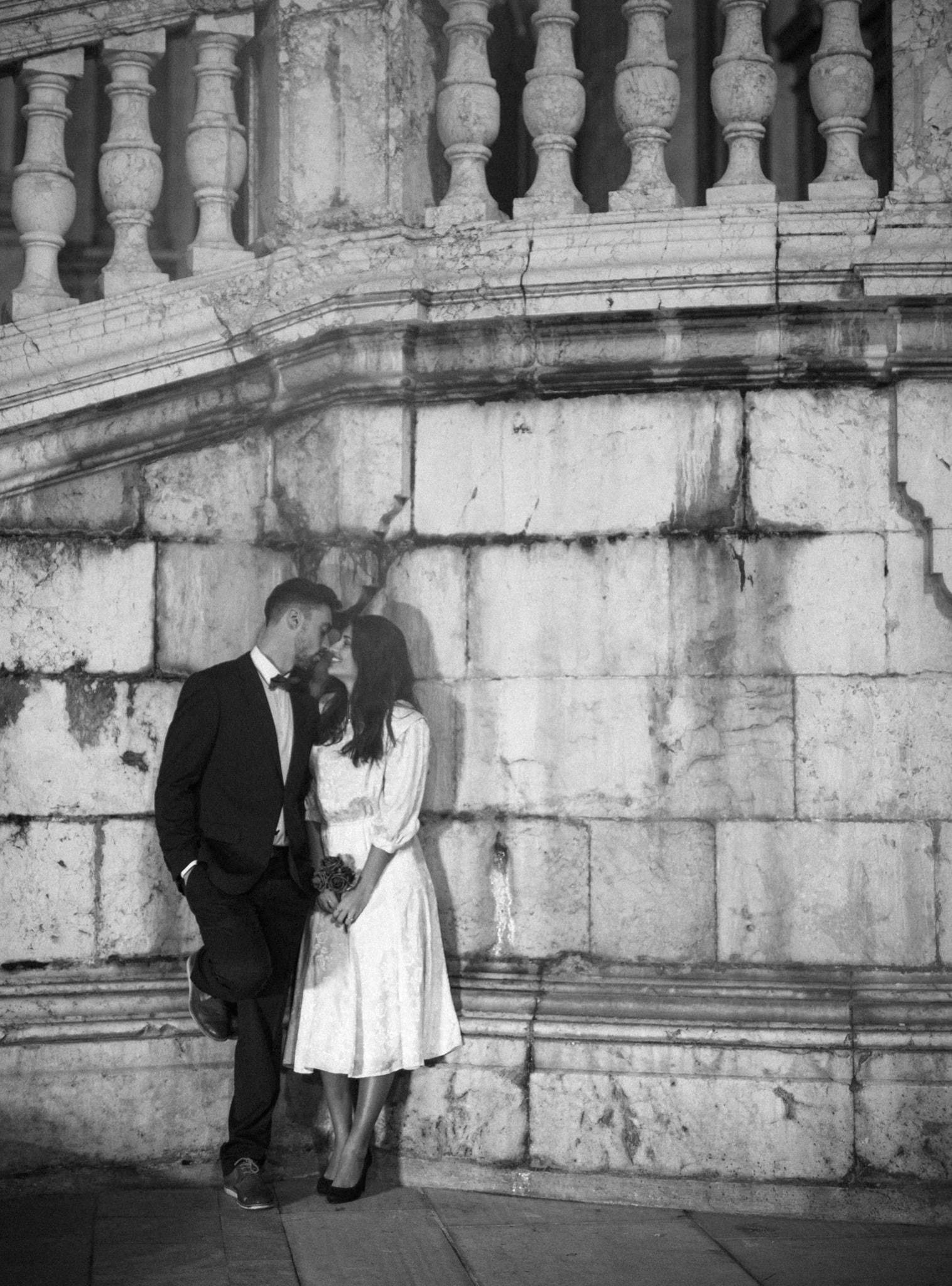 Mariage de prestige réalisé en studio professionnel par Greg Studio Photo à Neuilly-sur-Marne, Seine-Saint-Denis, Paris, Île-de-France, Gagny, Villemomble, Noisy-le-Grand. Prise de vue d'art haut de gamme capturant la complicité et l'authenticité de l'instant.