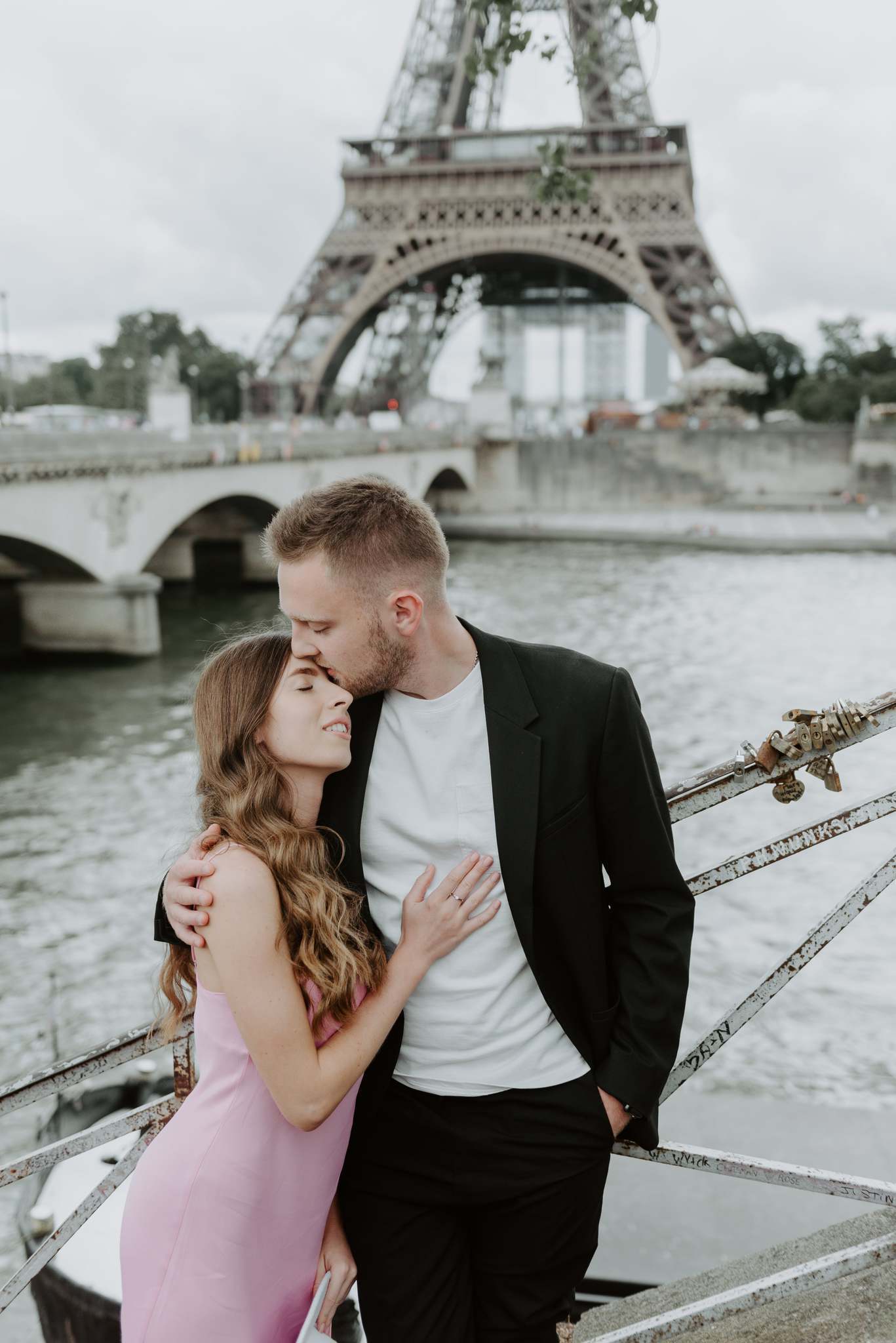 Mariage de prestige réalisé en studio professionnel par Greg Studio Photo à Neuilly-sur-Marne, Seine-Saint-Denis, Paris, Île-de-France, Gagny, Villemomble, Noisy-le-Grand. Prise de vue d'art haut de gamme capturant la complicité et l'authenticité de l'instant.
