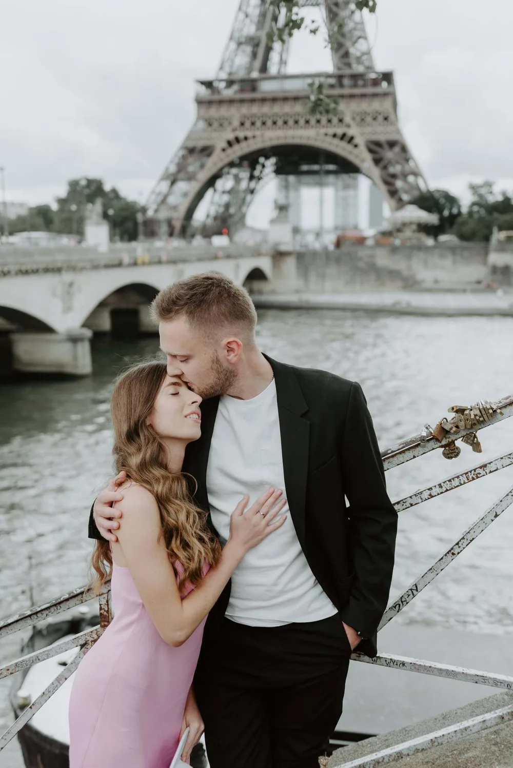 Mariage de prestige réalisé en studio professionnel par Greg Studio Photo à Neuilly-sur-Marne, Seine-Saint-Denis, Paris, Île-de-France, Gagny, Villemomble, Noisy-le-Grand. Prise de vue d'art haut de gamme capturant la complicité et l'authenticité de l'instant.