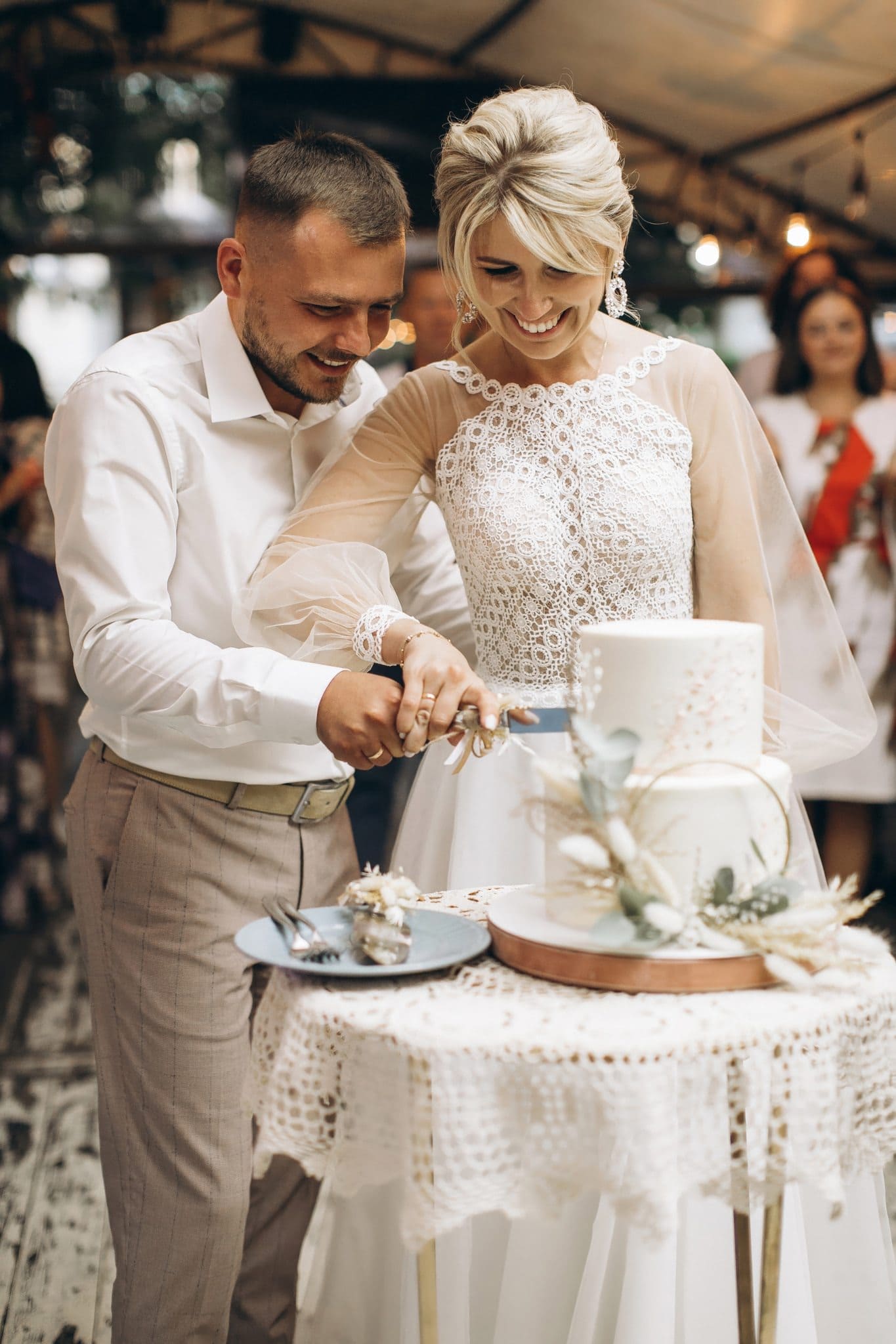 Mariage de prestige réalisé en studio professionnel par Greg Studio Photo à Neuilly-sur-Marne, Seine-Saint-Denis, Paris, Île-de-France, Gagny, Villemomble, Noisy-le-Grand. Prise de vue d'art haut de gamme capturant la complicité et l'authenticité de l'instant.